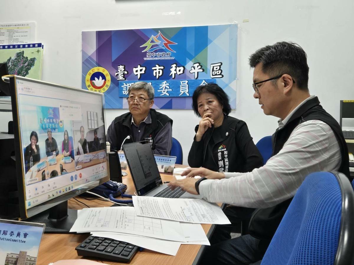 和平區調解會主席鄒盛達（左一）是視訊調解的發想者。 圖：台中市政府法制局/提供