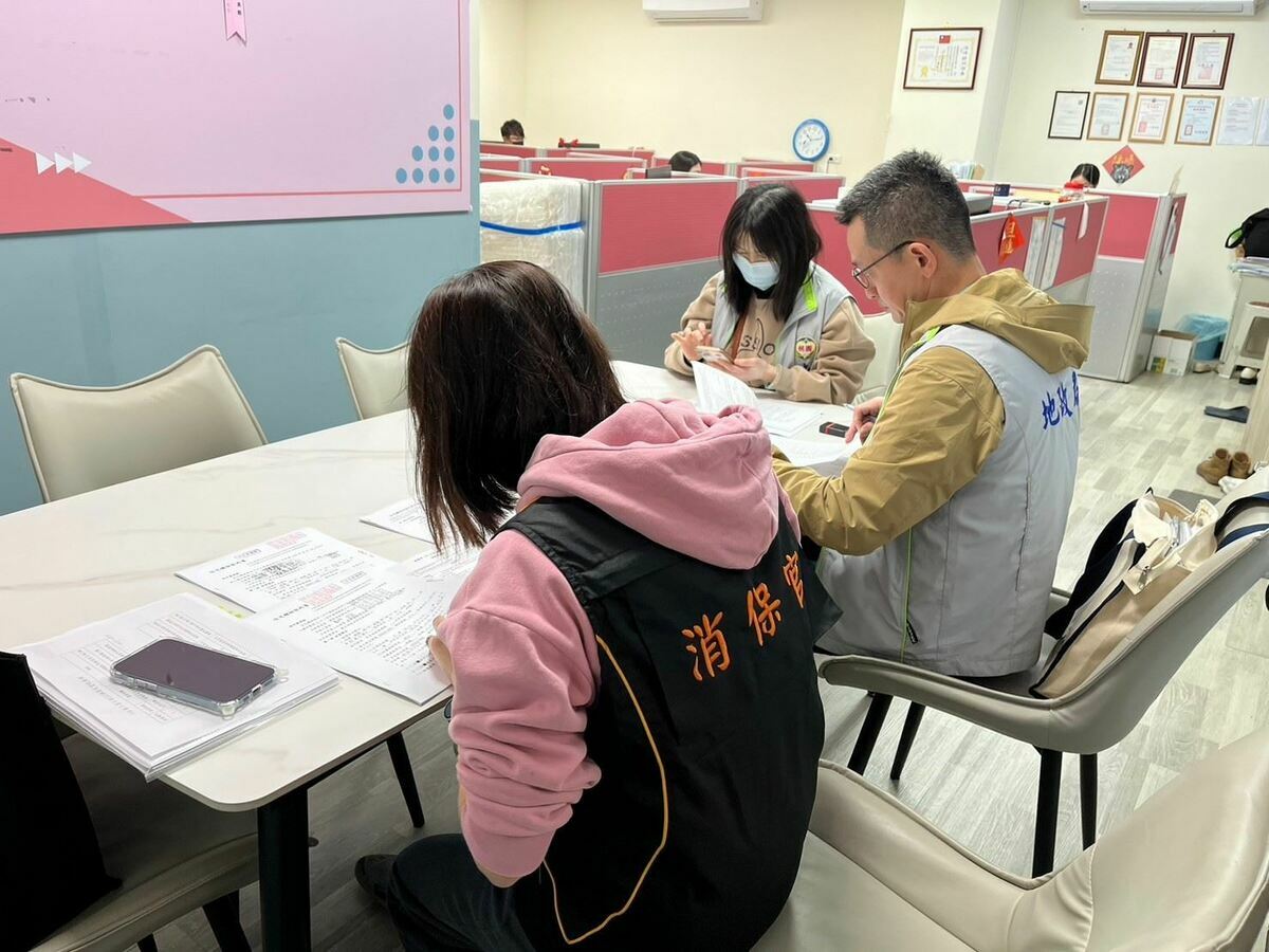 桃園市法務局消保官近期和地政局聯合查核包租業者的住宅轉租契約書，發現有31％不合格。 圖：桃園市法務局/提供