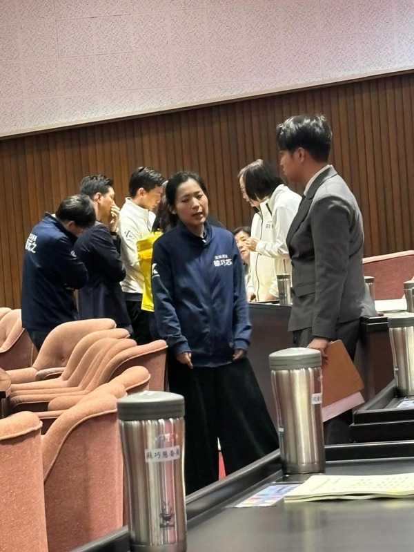 國民黨立法院黨團總召傅崐萁傳因「修容組案」，位於花蓮的住處傳出遭到檢調搜索。民進黨立委林楚茵拍到國民黨立委神色詭異，在議場旁召開「修容組緊急會議」，民進黨立院黨團幹事長吳思瑤以「氣氛詭譎」形容。 圖：翻攝「臉書」吳思瑤粉絲專頁