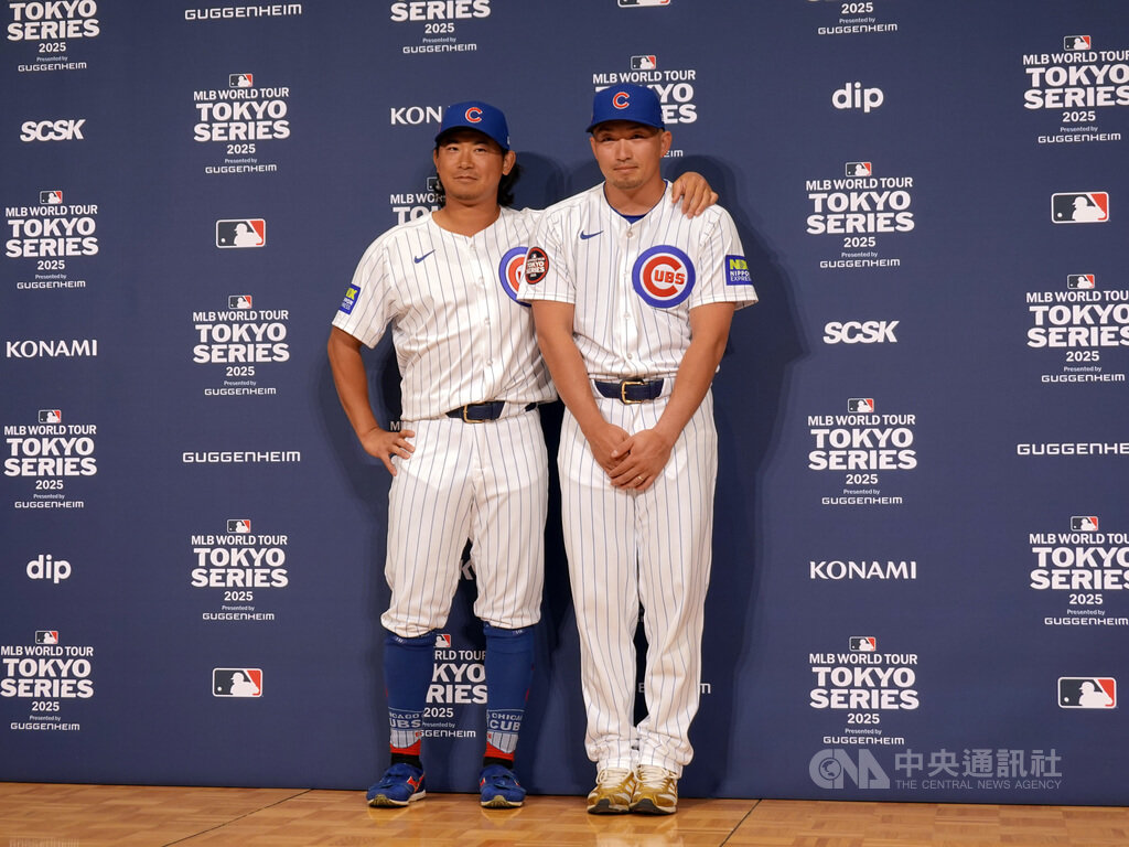 美國職棒大聯盟洛杉磯道奇與芝加哥小熊3月18、19日將於東京巨蛋舉行「東京海外賽」開幕系列賽，小熊隊的日籍選手今永昇太（左）與鈴木誠也（右）出席記者會，應媒體要求拍照時，鈴木有點搞笑。中央社記者楊明珠東京攝 114年3月14日 圖：中央社提供