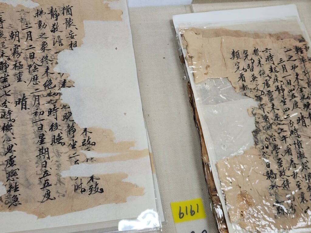 國史館指稱，文物是中性的，所謂「國寶」乃是一種文資身分、法律名詞。圖為兩蔣日記破損情況。 圖：國史館提供