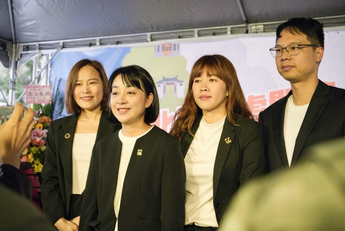 時代力量黨主席王婉諭(左二）宣布，「加諭附小」正式於新竹縣竹北市開幕。 圖：時代力量／提供
