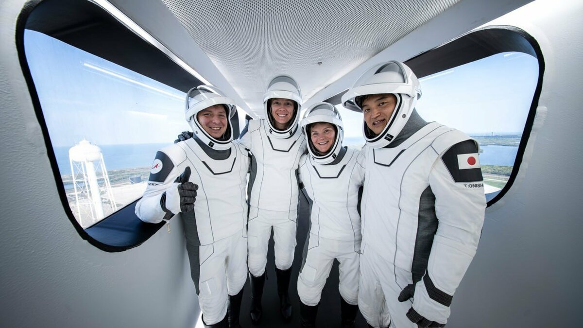 這次任務的登機成員包括 NASA 太空人安妮 · 麥克萊恩（Anne McClain）、妮可 · 艾爾斯（Nichole Ayers）、日本太空人大西卓哉（Takuya Onishi）與俄羅斯太空人基里爾 · 佩斯科夫（Kirill Peskov）。 圖:擷自X帳號@jj_talking