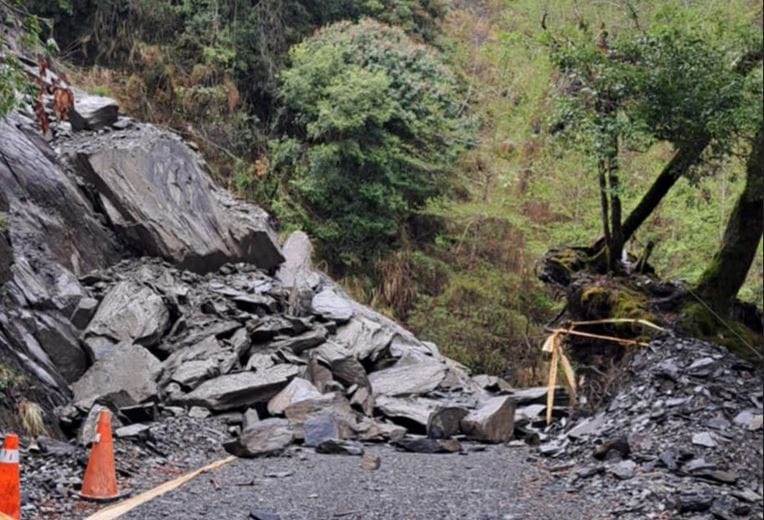 通往大霸尖山的大鹿林道東線5.2K受大雨影響，發生坍方落石，車輛無法通行，雪霸國家公園管理處表示，已通知開口合約廠商進場搶修。 圖：翻攝自雪霸國家公園管理處官網