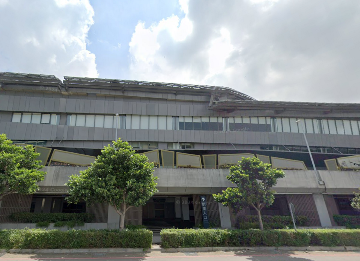 台中機場宣布14時35分起暫停地面作業，部分航班可能因此延誤。 圖：翻攝自Google map