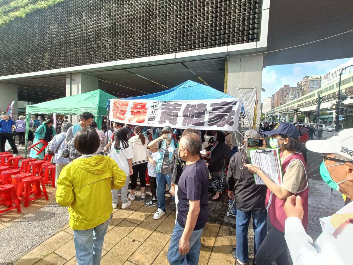 現場有許多罷免藍委團體來設攤。 圖：唐復年／攝