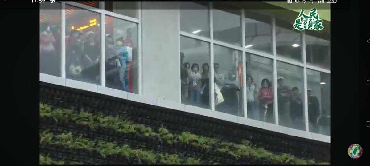捷運站及水安宮二樓三樓看台皆站滿熱情參與的聆聽者。 圖：取自直播畫面