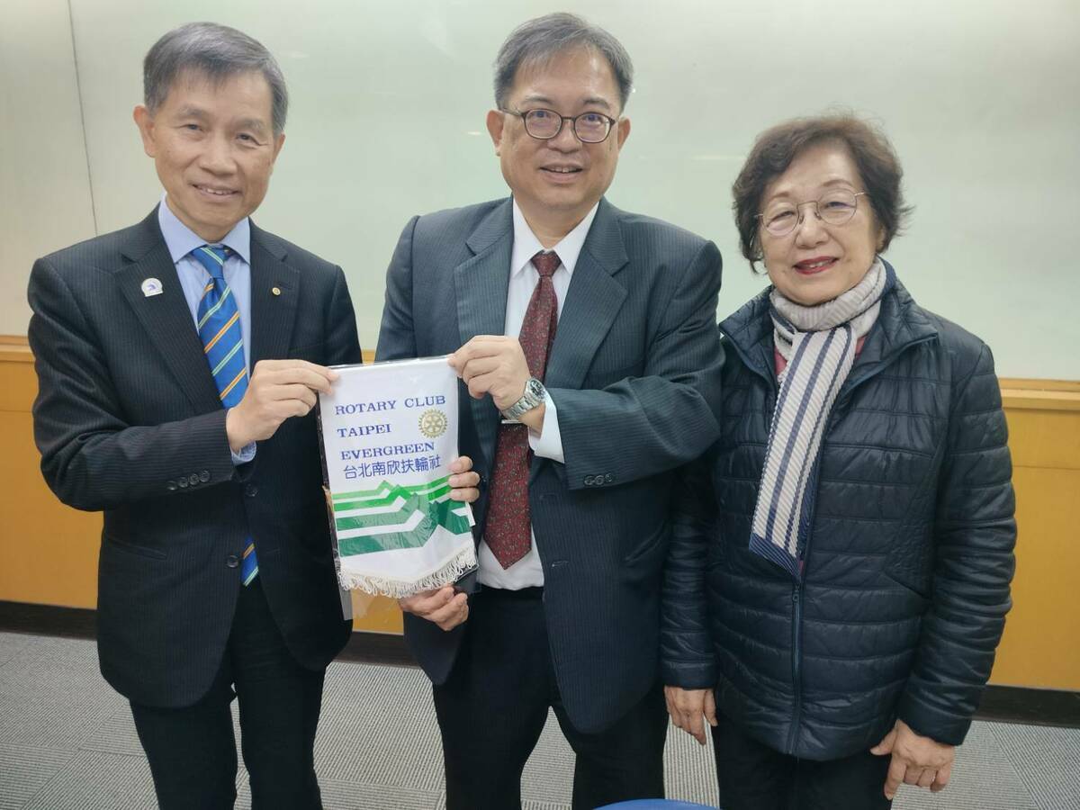 台北市南欣扶輪社社長黃智成（左）、葉靜修教育基金會前董事長陳筑（右）致贈許景琦院長紀念品。 圖：維新醫院/提供