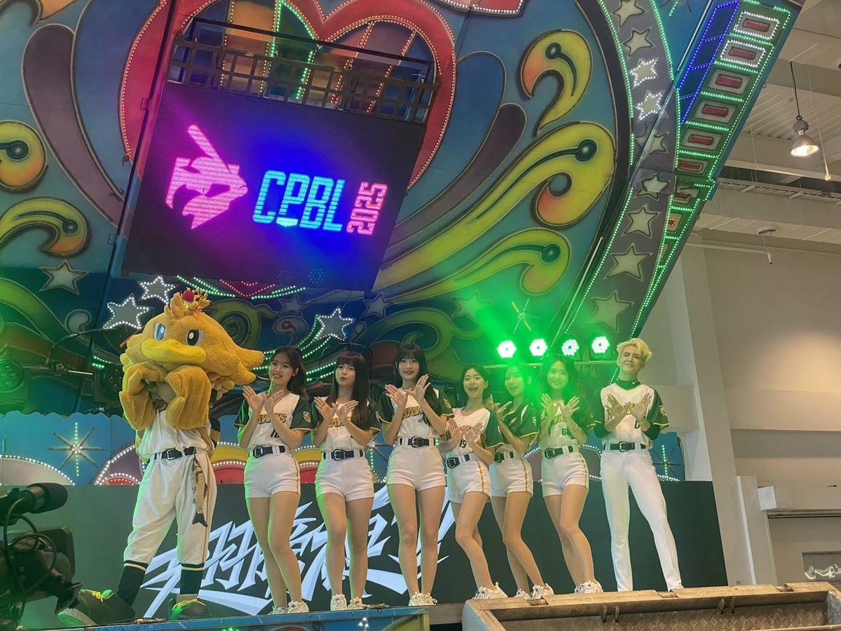 啦啦隊女孩出席為中華職棒加油打氣。 圖：高雄市運發局/提供