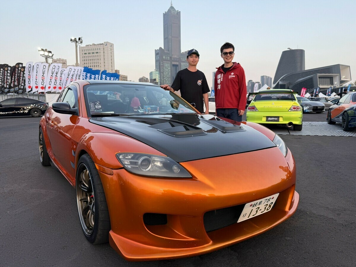 張博洋(右)認為海濱車展是結合觀光與行銷高雄港水岸風光的最好方式。 圖：張博洋/提供