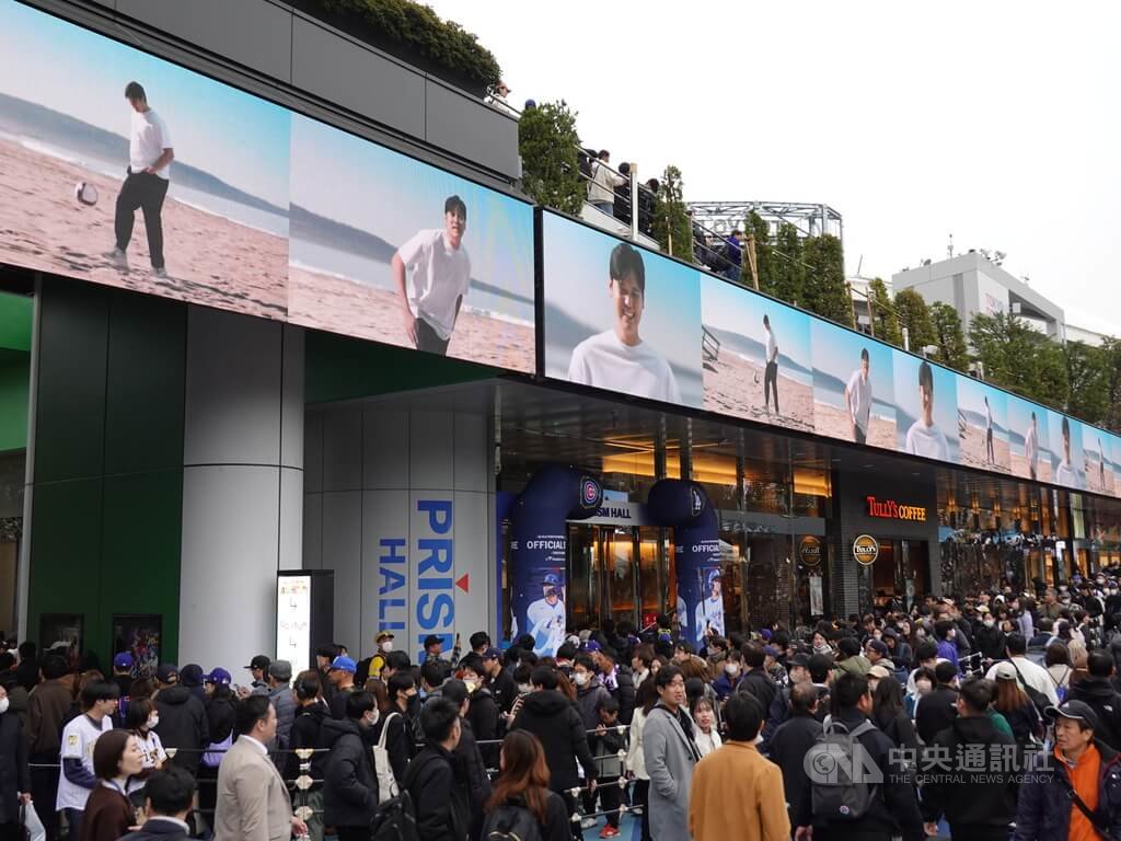 美國職棒大聯盟洛杉磯道奇與芝加哥小熊18日將於東京巨蛋舉行海外開幕戰，15日道奇總教練羅伯茲在記者會被問及是否看過道奇日籍選手大谷翔平的新廣告，內容是大谷踢花式足球。羅伯茲讚說：「實在太厲害了，連這種能力都有。」中央社記者楊明珠東京攝 114年3月15日