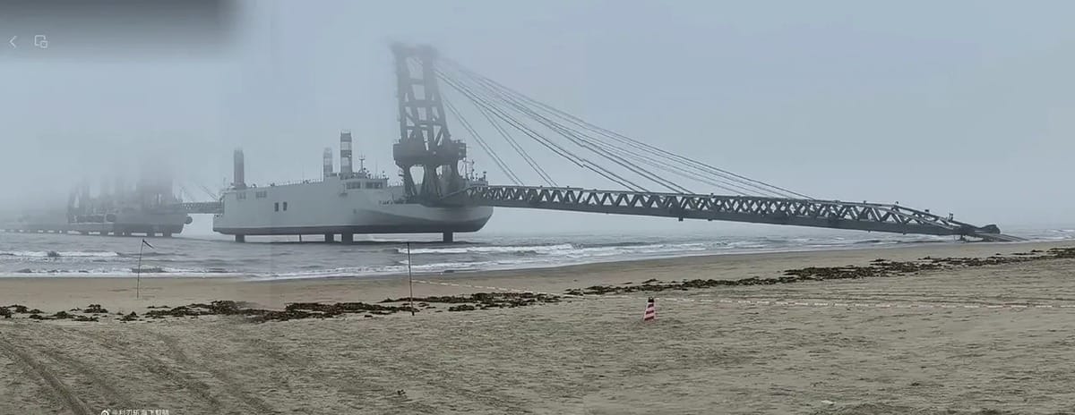 中國新打造的登陸艦曝光，可看見巨大延伸臂從船首伸出，可用於將坦克運送到岸邊。 圖：翻攝X（前推特）