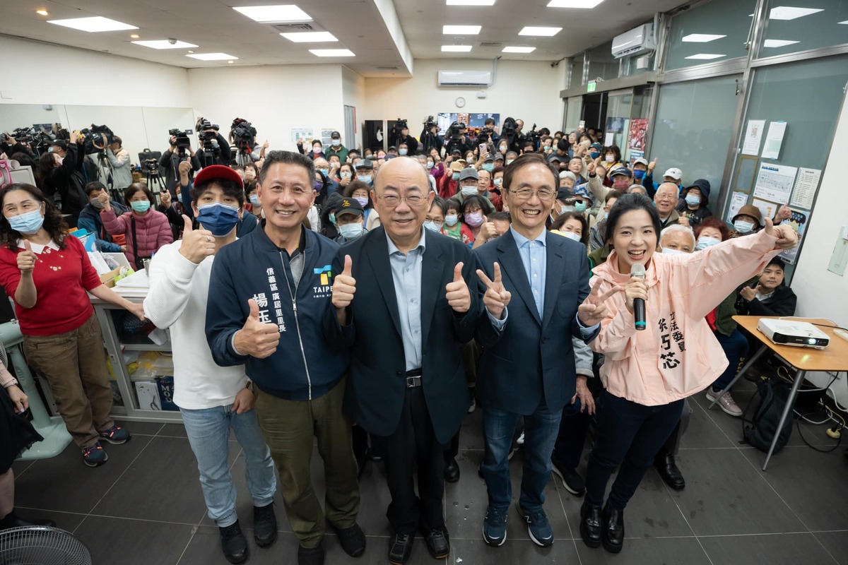 徐巧芯15日下午舉辦政策說明會，並邀請郭正亮、吳子嘉到場助講。 圖：翻攝徐巧芯臉書