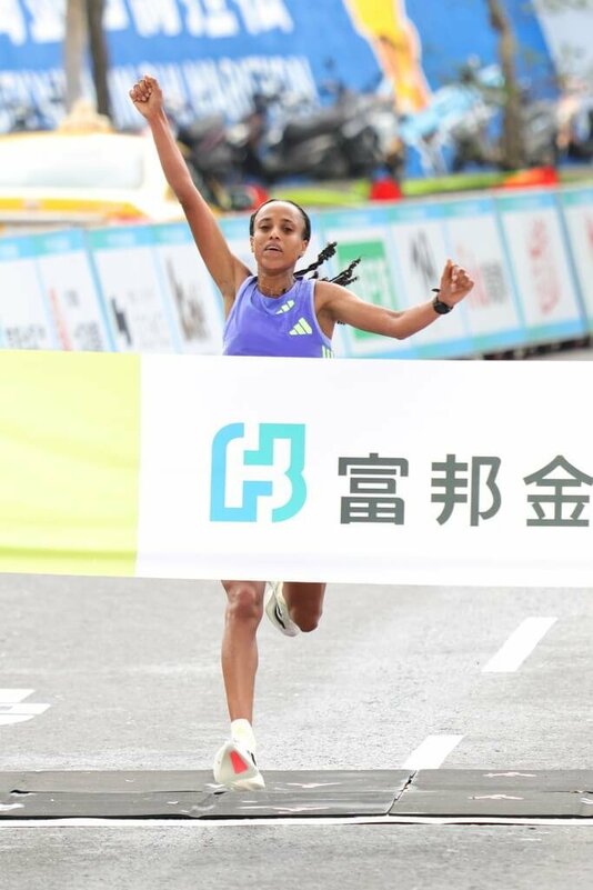 2025新北市萬金石馬拉松16日在萬里翡翠灣熱血開跑，來自衣索比亞的選手穆魯．加迪斯（Ｍulu Gadise）以2小時29分14秒的成績奪下女子組冠軍，打破大會紀錄。 圖：中央社/主辦單位提供