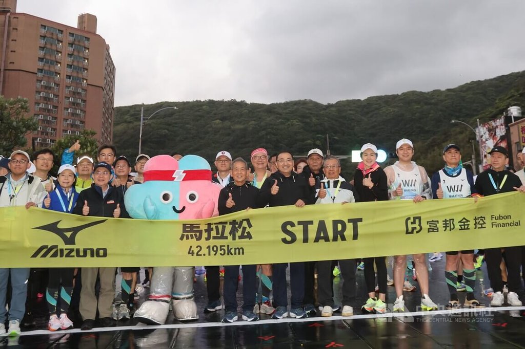2025新北市萬金石馬拉松16日開跑，市長侯友宜（前排右6）等人到場爲賽事鳴笛，並為選手加油打氣。 圖：中央社提供