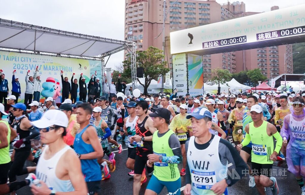 2025新北市萬金石馬拉松16日鳴笛開跑，來自衣索比亞、肯亞等各國選手參賽。 圖：中央社提供