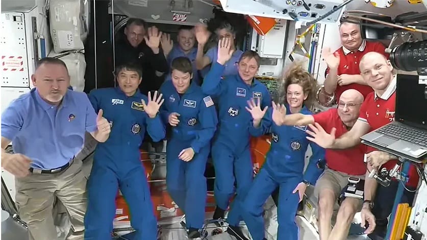 由 SpaceX 開發的太空船「乘龍號」於格林威治標準時間 16 日清晨 4 點抵達國際太空站，預計於 19 日啟程返航，兩名因波音星際飛機故障，被困在國際太空站內長達 9 個月的太空人也得以藉此機會返回地球。 圖：翻攝自 NASA