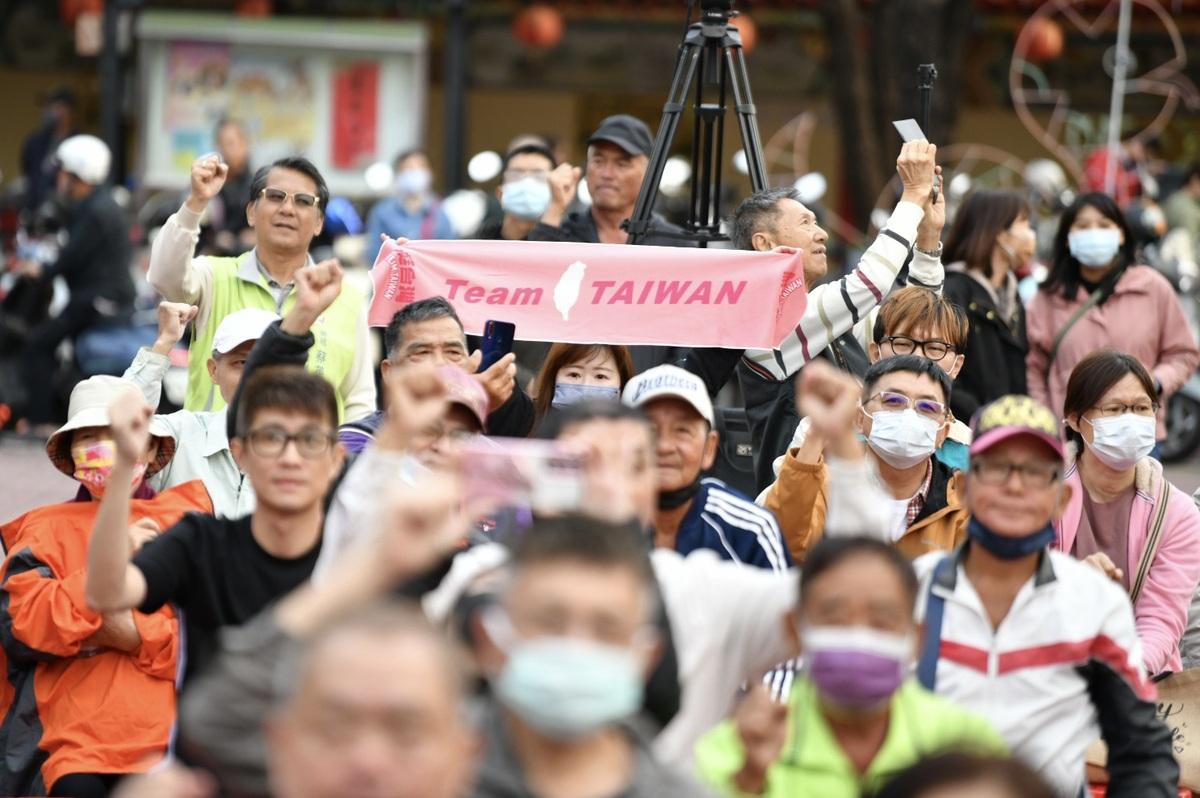 支持者站出來參與「挺台灣護未來」高雄首場宣講。 圖：邱議瑩服務處/提供