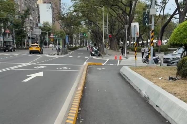 中華路與五福路圓環快車道與行人徒步區分隔島設計不良，導致日婦人行進間被撞傷。 圖：孫家銘翻攝