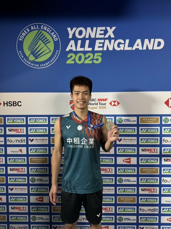 台灣羽球好手李佳豪16日在BWF全英羽球公開賽男單決賽鍍銀，從小的教練兼老爸李謀周也相當欣慰，認為兒子突破心魔關卡，未來肯定能更上層樓。 圖：中央社提供