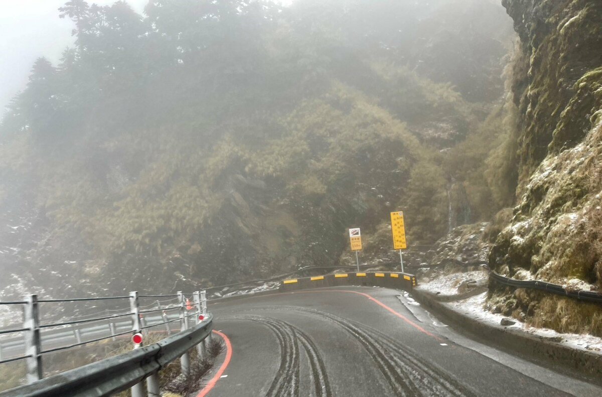 公路局表示，台14甲線昆陽至松雪樓路段，路面極度濕滑，且仍有餘冰尚未消融。 圖：公路局／提供