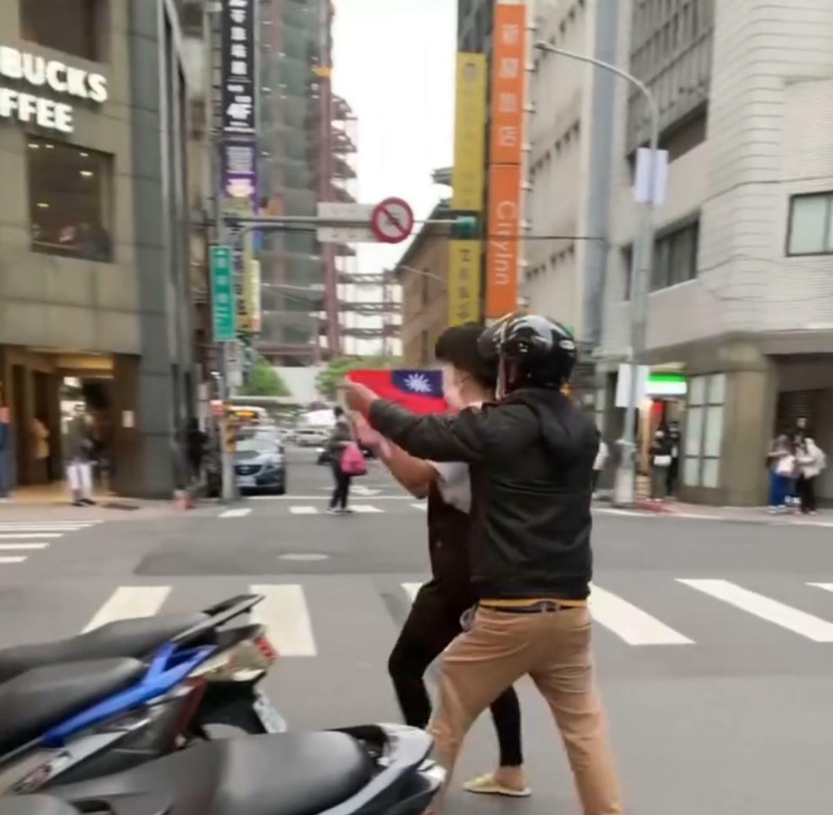 一名男子疑似不滿陳姓中配支持統一言論，於是持國旗到陳女在台北車站的飲料店叫囂。 圖：翻攝自threads
