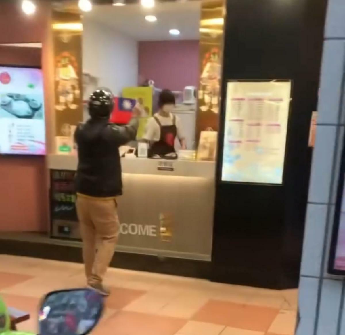 一名男子疑似不滿陳姓中配支持統一言論，於是持國旗到陳女在台北車站的飲料店叫囂。 圖：翻攝自threads