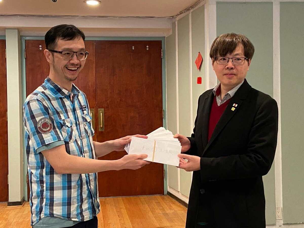 左為「紐約青鳥團隊」負責人林易徵醫師。他將數十份連署書彌封後交給王興煥，讓他於美國巡迴演講結束後帶回台灣，送至曹興誠先生等人所發起的反共護台志工聯盟，然後轉交至各選區罷免站。 圖：台灣基進提供