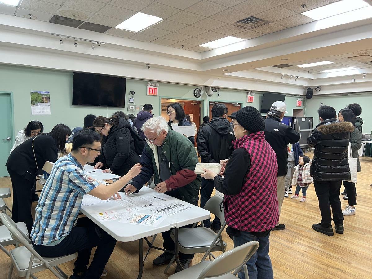 大罷免活動進入二階以來首度在美國紐約舉辦的大型連署活動，活動現場吸引大批台僑絡繹不絕，許多旅美的台灣鄉親不但迫不及待地簽下罷免連署書。 圖：台灣基進提供（資料照片）