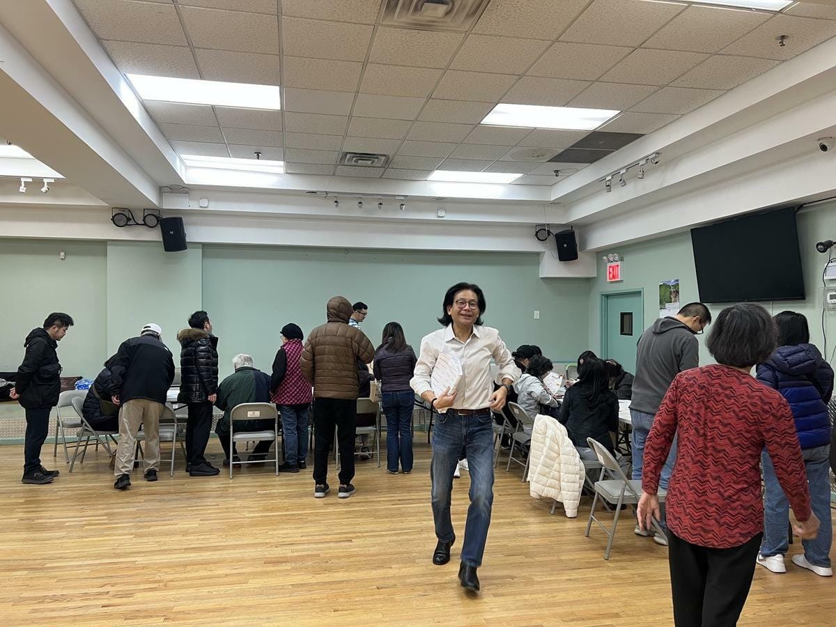 大罷免活動進入二階以來首度在美國紐約舉辦的大型連署活動，活動現場吸引大批台僑絡繹不絕，許多旅美的台灣鄉親不但迫不及待地簽下罷免連署書。 圖：台灣基進提供