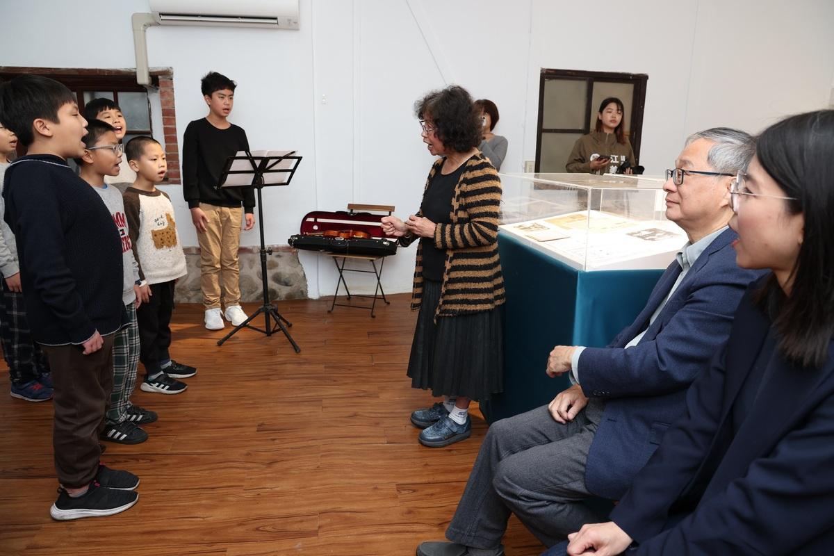 苗栗客庄國小台語童謠團在臺灣音樂家郭芝苑故居演唱郭芝苑的台語童謠，文化部長李遠（右2）與同學交流學習台語的樂趣。. 圖:文化部提供