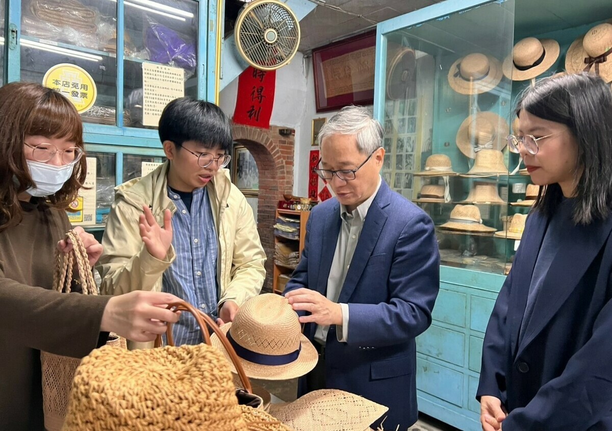擁有百年歷史的振發帽蓆行，以苑裡三角藺草為材料，發展出提袋、草蓆、坐墊等手工編織品，文化部長李遠（右2）也購入草帽，以行動支持在地產業。 圖:文化部提供