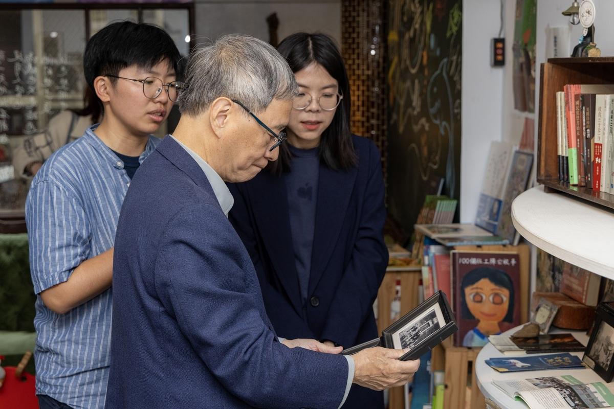 「苑裡掀海風」_活化紡織廠，打造苑裡鎮第一家獨立書店。苑裡鎮長暨書店共同創辦人劉育育（右）及林秀芃（左）向文化部長李遠（中）介紹店內選書。 圖:文化部提供