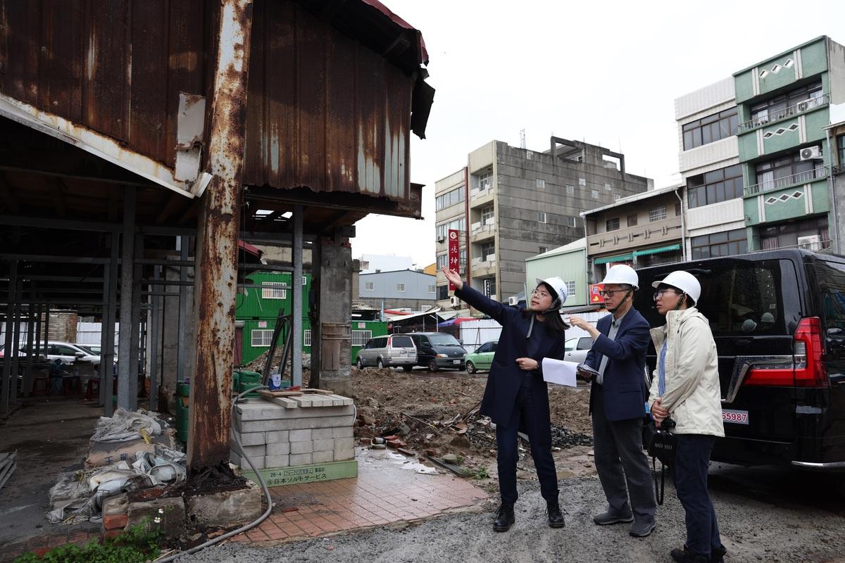 苑裡菜市場歷史建築連結在地百年記憶，文化部長李遠（中）在苑裡鎮長劉育育（左）陪同下參觀重建工程，期盼完工後成為地方生活及文化產業的中心。. 圖:文化部提供