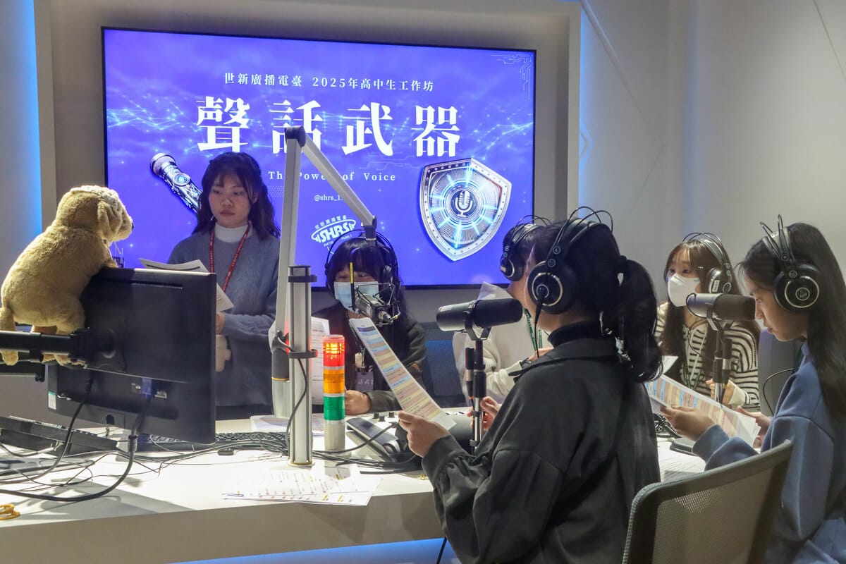 高中生學員走進世新廣播電臺，親自拿起麥克風為角色配音，感受聲音賦予角色生命的過程。 圖/世新大學提供