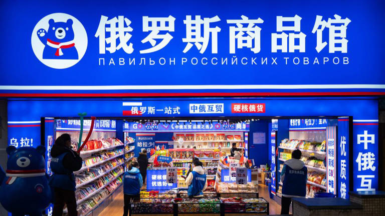 近年來，專門銷售俄羅斯製品的快閃店在中國各大城市紛紛開設，商店的裝潢以白、藍、紅三色為主，並懸掛著中俄兩國國旗。 圖:翻攝自X帳號@GENTomSGates83
