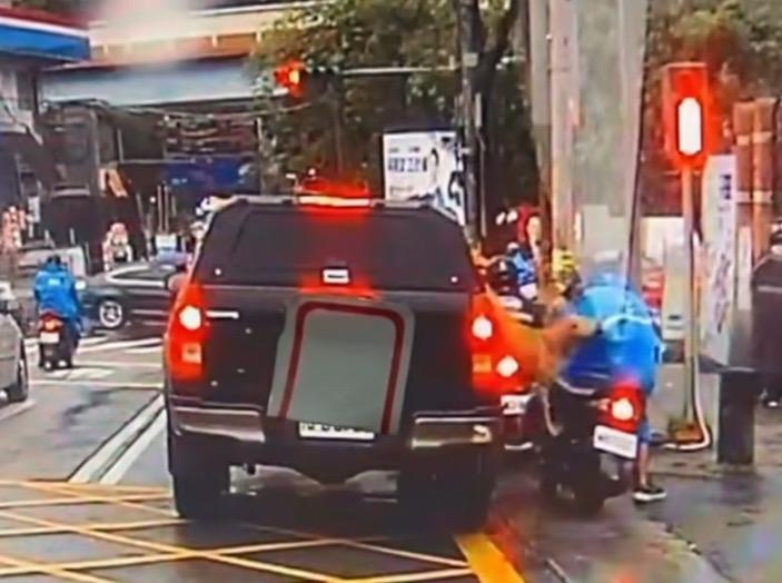本月初台北市文山區發生比特犬跳出車窗撕咬路旁機車騎士事件。 圖：翻攝自crazy.taiwan IG