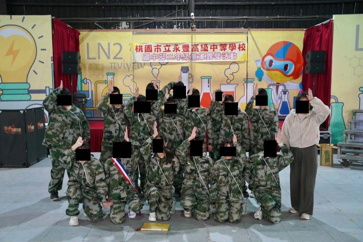 王浩宇質疑校方讓學生穿中共解放軍迷彩服受訓，還依照中共少先隊的手勢敬禮，根本就是統戰教育進校園。 圖：翻攝王浩宇臉書