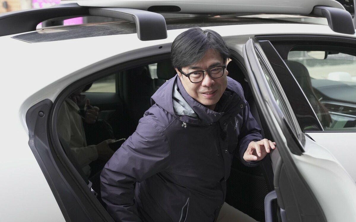 陳其邁體驗搭乘Waymo AI無人自動駕駛計程車。 圖：高雄市經發局/提供