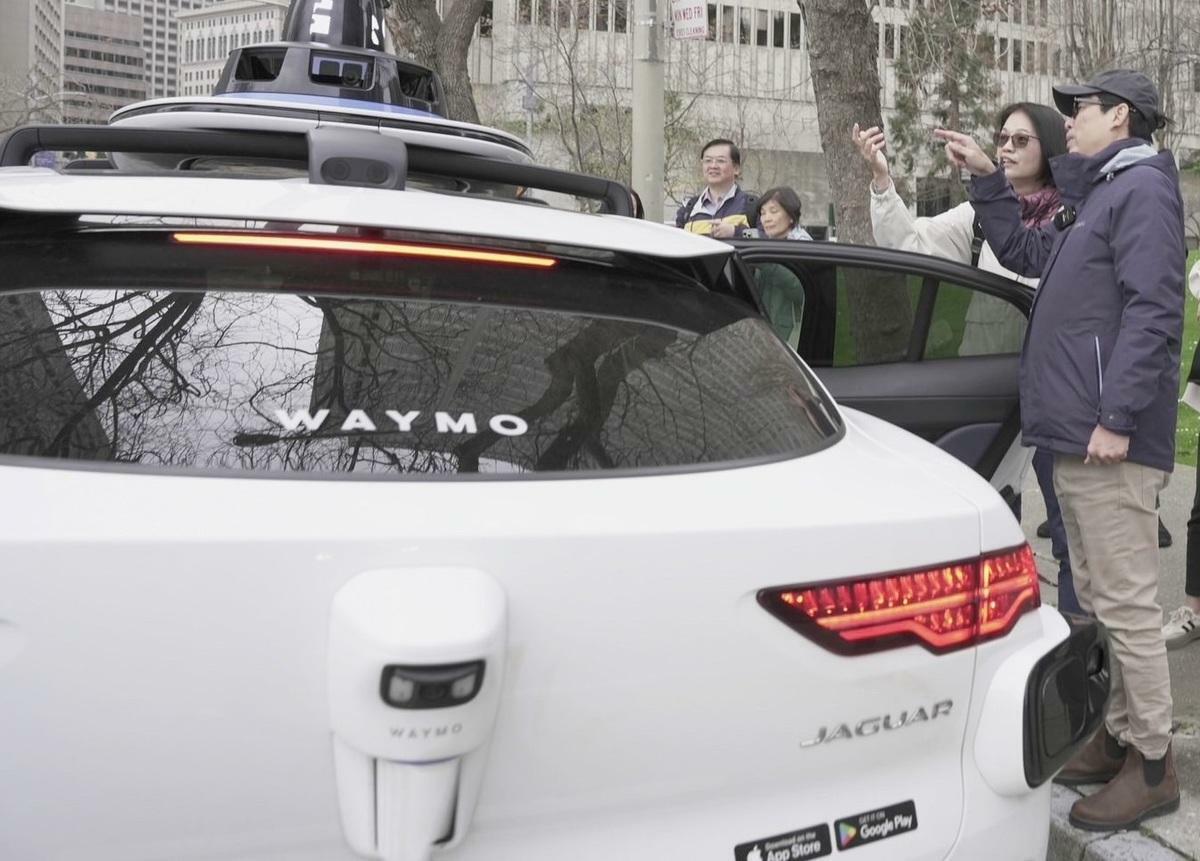 陳其邁參訪Waymo AI無人自動駕駛計程車。 圖：高雄市經發局/提供