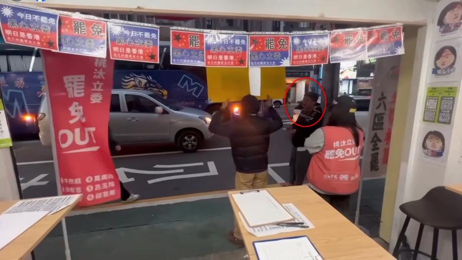 桃園市罷免藍委啟動二階連署，16日晚間一處連署站的志工群，遭一名男子用五字經辱罵，還「問候他們的媽媽」長達10幾分鐘。 圖：截自Mr.柯學先生臉書影片