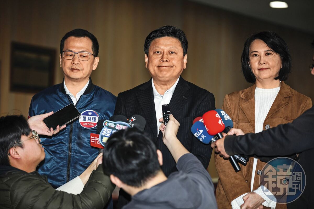 傅崐萁（中）曾因炒股案2度遭判刑定讞入獄，近年甚至被控性騷擾，爭議一籮筐。 圖：鏡週刊提供