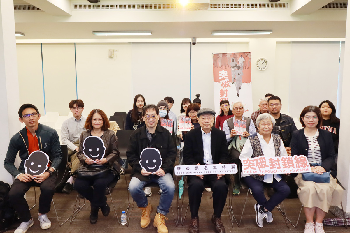 何康美與鄭自才與會參加民眾合影，他們表示民主從來不會是從天上掉下來，在座談會上建議青年朋友，可以從學習尊重他人不同意見，茁壯自己的能量，才能守護並推進台灣的民主和自由。 圖：國家人權博物館提供