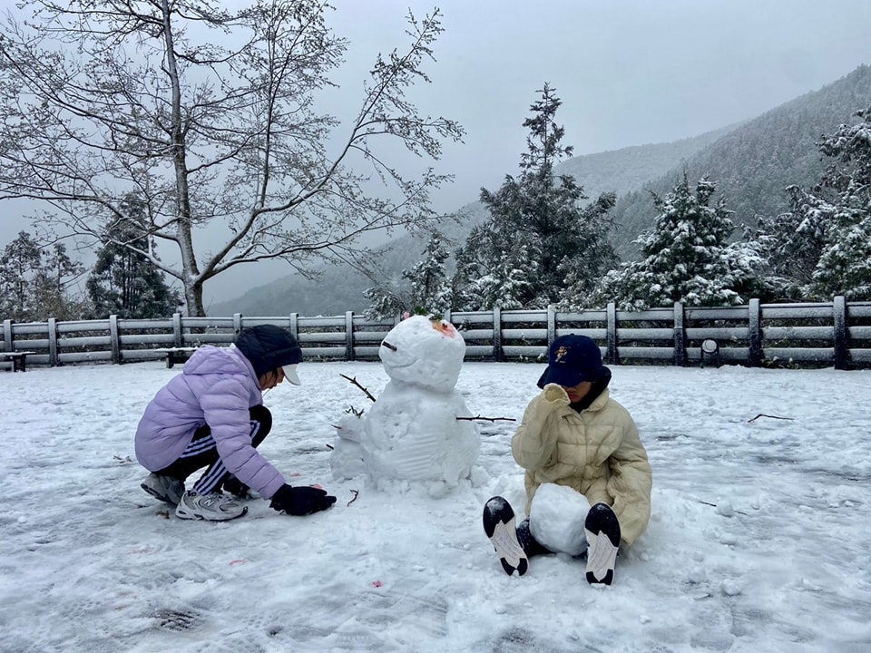 太平山遊樂園區今日降下罕見的三月雪，還有遊客利用地面積雪堆起雪人。 圖：太平山國家森林遊樂園臉書
