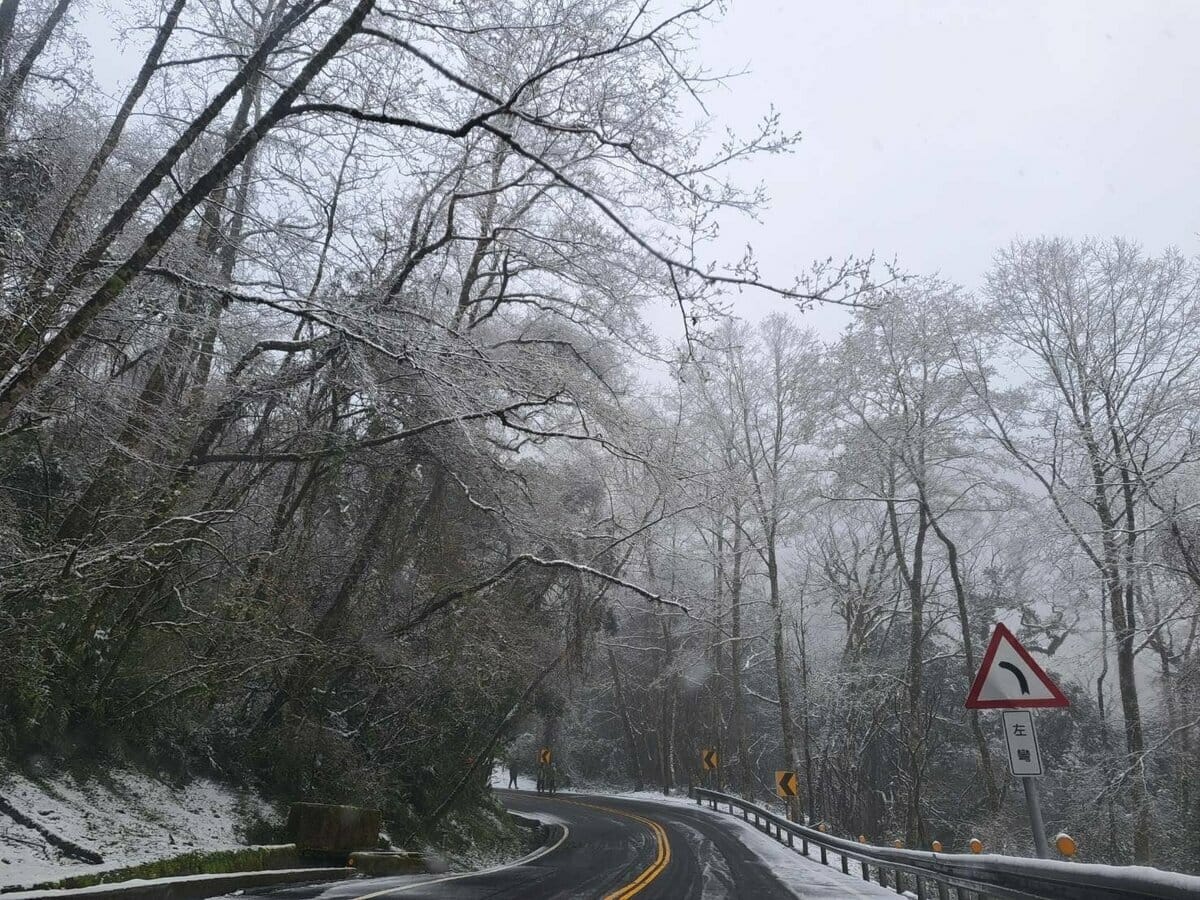 公路局提醒，雪季交通管制期間，高山路段易發生路面結冰或積雪狀況。 圖：公路局／提供