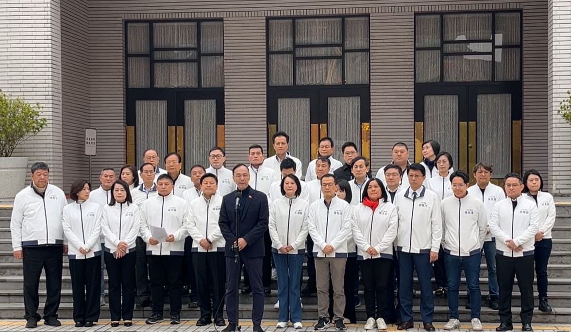 朱立倫17日率領全體國民黨立委在立法院議場前召開記者會，宣布提出「反戒嚴及反廢死公投」提案。 圖：翻攝國民黨立院黨團臉書
