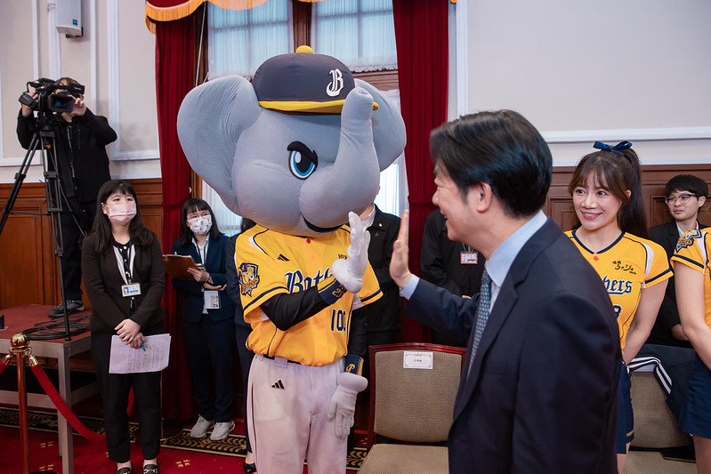 總統賴清德和副總統蕭美琴今（18）日在總統府接見衛冕軍中信兄弟隊，表達祝賀之意。 圖：總統府提供