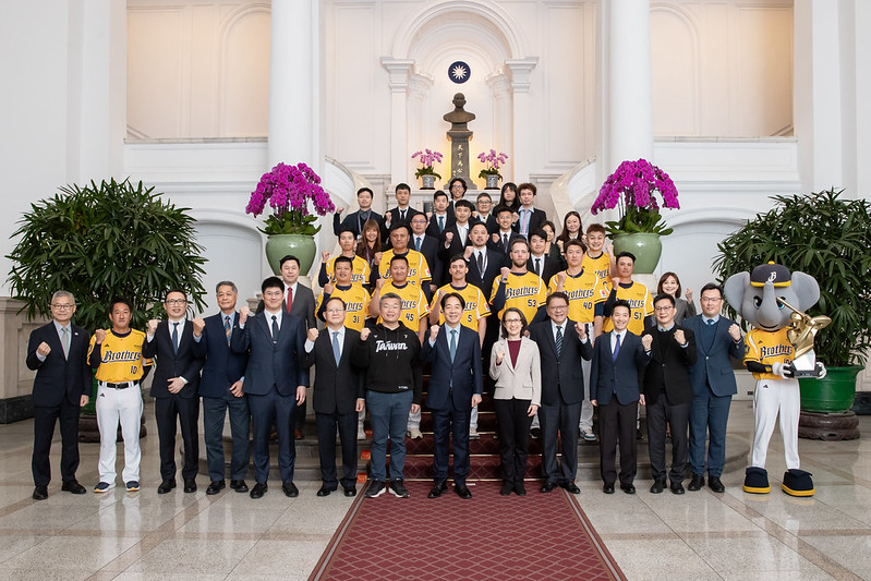 總統賴清德和副總統蕭美琴今（18）日在總統府接見衛冕軍中信兄弟隊，表達祝賀之意，最後一起合影。 圖：總統府提供