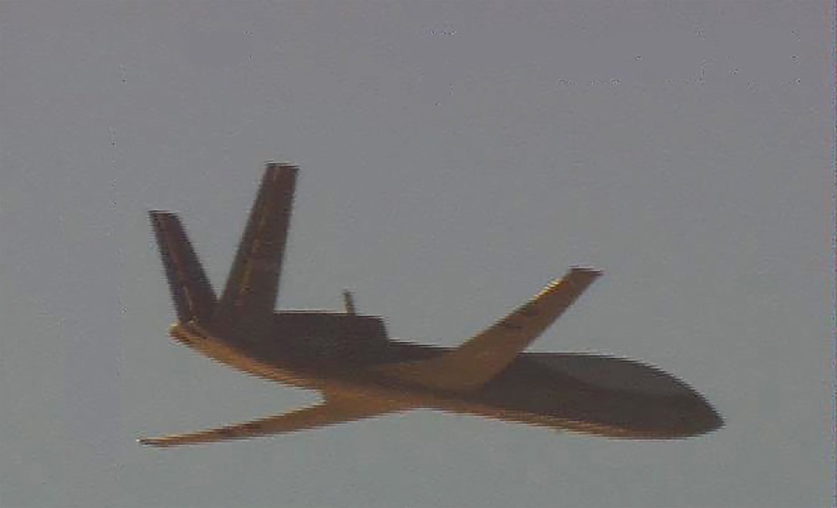 空軍P-3C海上巡邏機17日機監控中共無偵10無人機。 圖：翻攝「X」@mna_roc