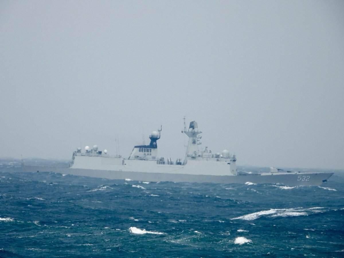 班超軍艦（1108）監控荊州艦（532） 圖：翻攝「X」@mna_roc